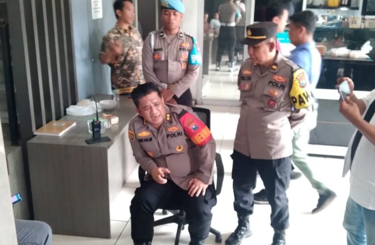 FAAm Galar Aksi Di Depan Polrestabes Surabaya, Frofisional Polri Di Pertanyakan