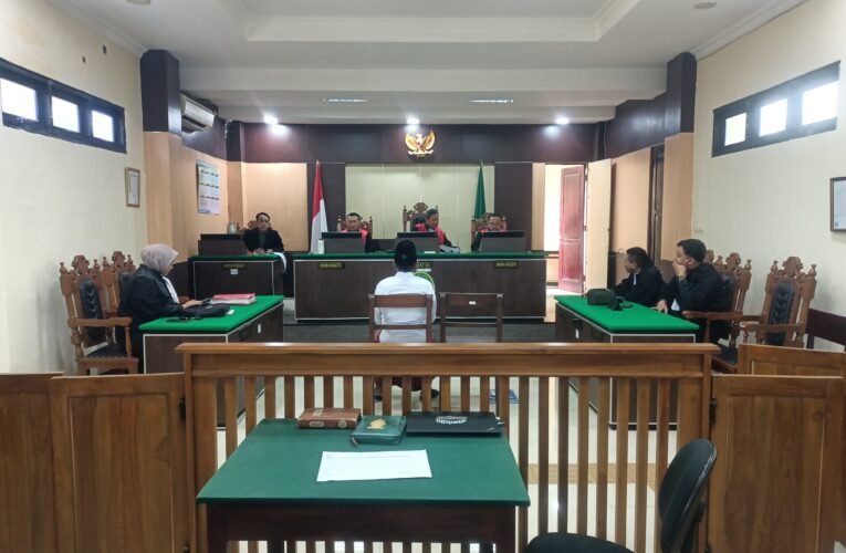 Terdakwa H.Umar Faruk Menggunakan Akte Jual Beli Tanah Palsu, Sebagai Dasar Peralihan Balik Nama Di Kantor BPN Sampang.