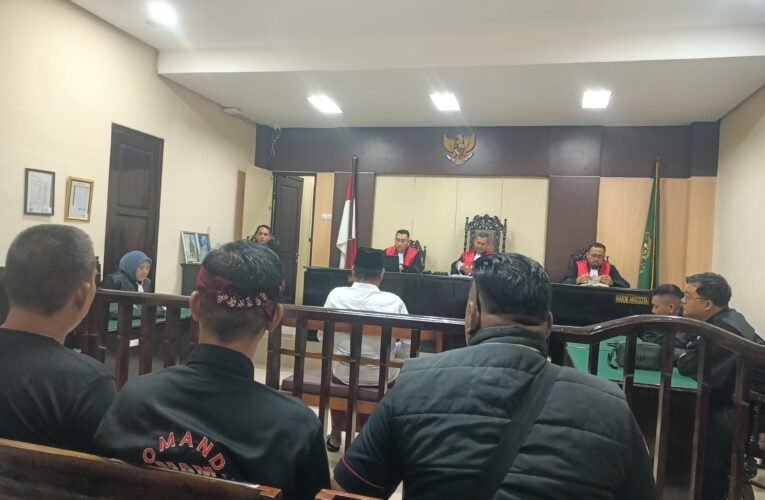 Terdakwa H.Umar Faruk Di Tuntut 3 Tahun Penjara, Oleh Jaksa Penuntut Umum.