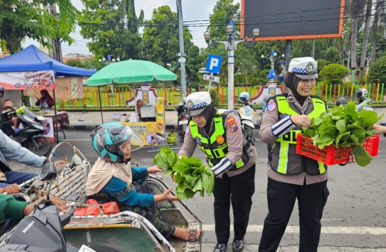 Wujudkan Kamseltibcar Lantas, Satlantas Polres Sampang Manjakan Pengendara Tertib dengan Sayuran Segar.