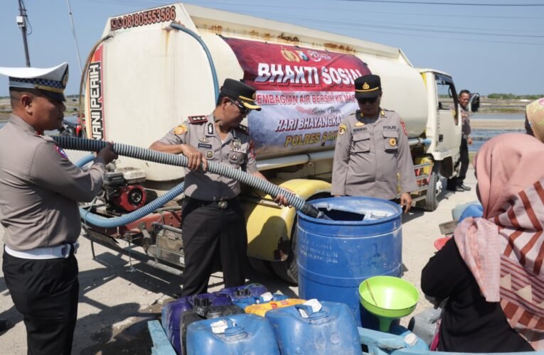 Polres Sampang Salurkan 60.000 Liter Air Bersih ke Daerah Rawan Kekeringan di Pangarengan.