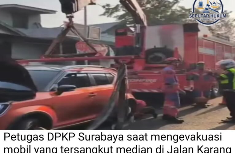 Mobil Tersangkut di Median Jalan Karang Tembok, Diduga Sopir Kurang Konsentrasi