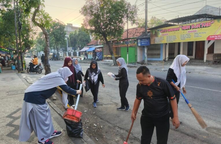Jum’at Bersih.!!! Keluarga Besar RSUD dr.Mohammad Zyn Sampang Semangat Gotong Royong Meningkatkan Kebersihan Dan Kesehatan Lingkungan.