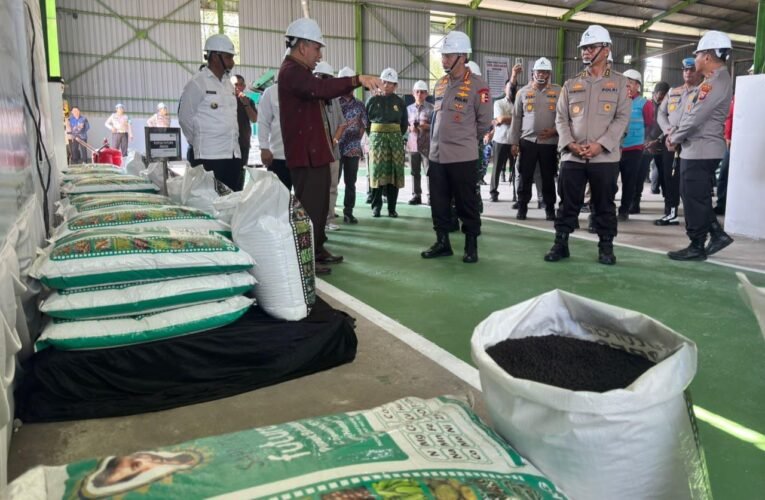 Kapolri Tinjau Pabrik Pupuk Batu Bara di Kampar, Lepas Distribusi 80 Ton Pupuk untuk Kelompok Tani Riau