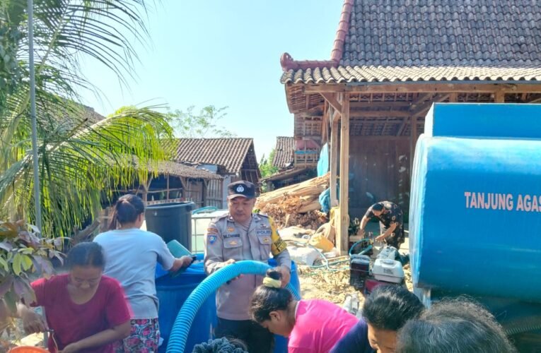 Polres Bojonegoro Salurkan 16 Ribu Liter Air Bersih untuk Warga Terdampak Kemarau di Ngambon