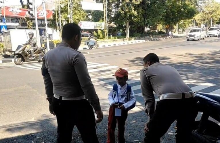 Diantar Polisi, Bocah SD di Gresik yang Tersesat Jalan Pulang Akhirnya Bertemu Orang Tuanya