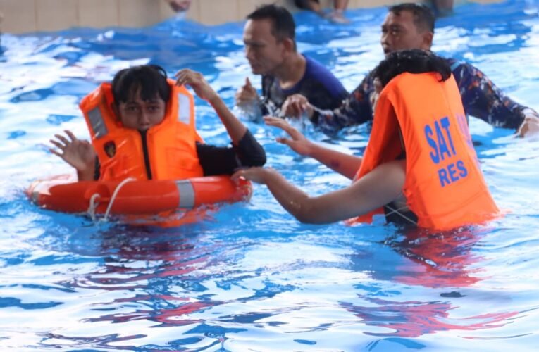 Satpolairud Polres Lamongan Bekali Santri Keterampilan Berenang dan Penyelamatan di Perairan