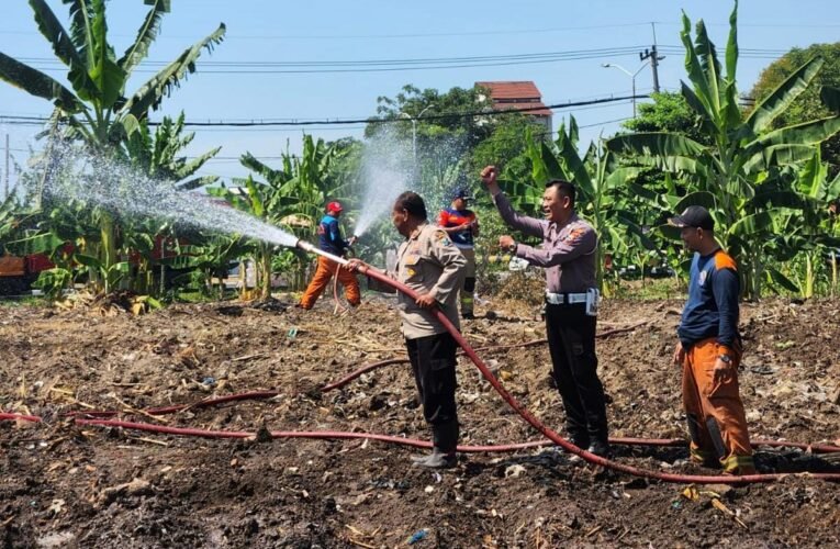 Hadapi Kemarau, Polres Pelabuhan Tanjungperak Siram Lahan Jagung Ketahanan Pangan